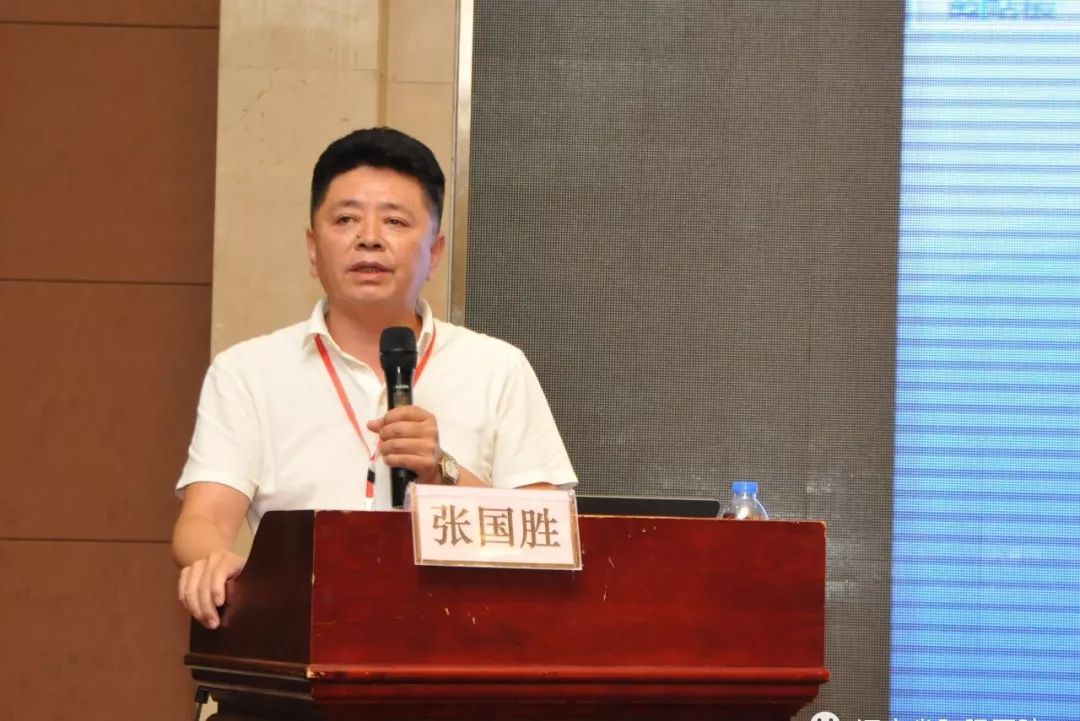 论坛主持人李师,刘铁龙同期还举办了第四届肛肠科青年医师精英论坛,为