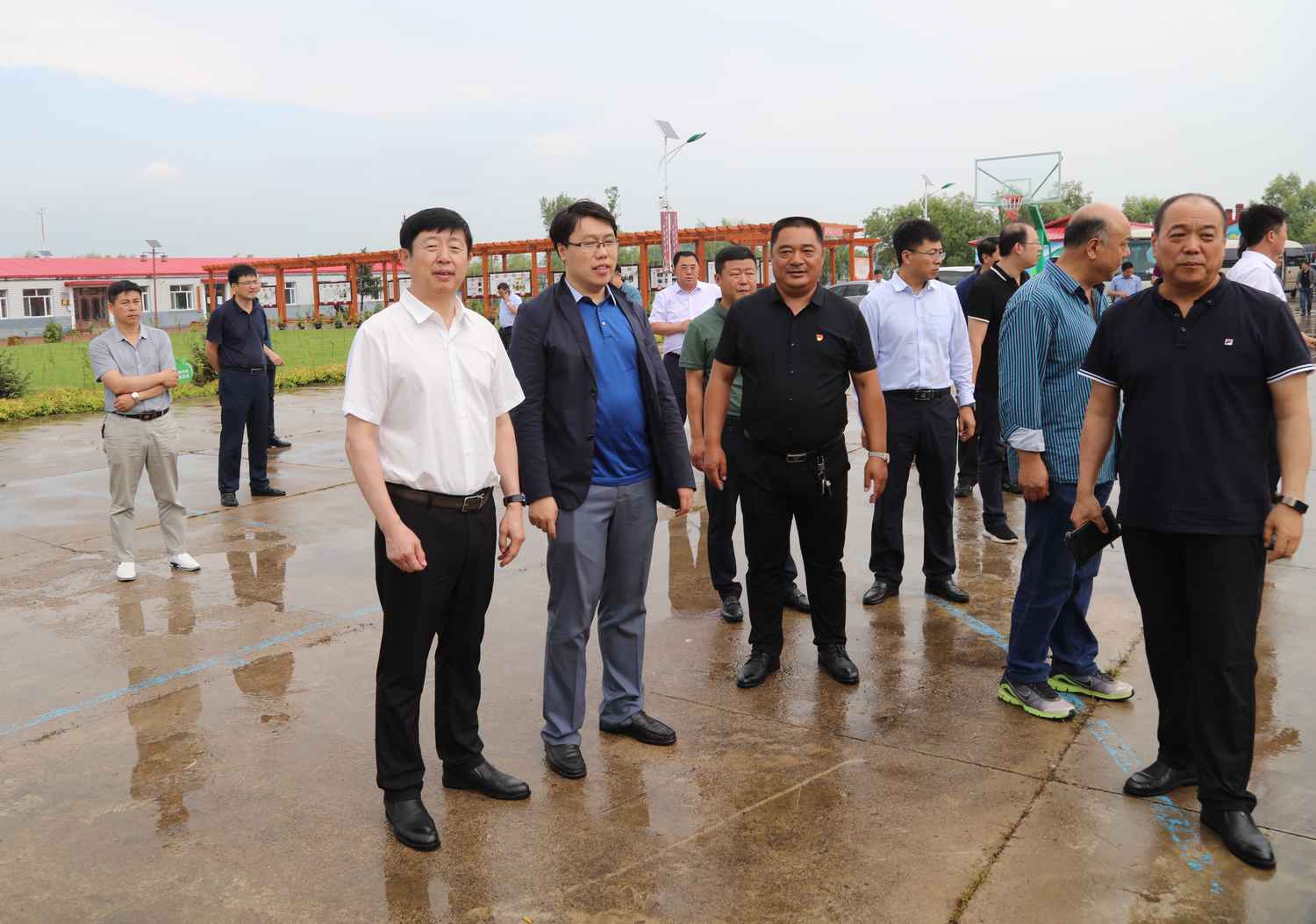 在县领导贺业方,赵凯,刘志文,张国志,吴哈宁的陪同下,调研组一行先后