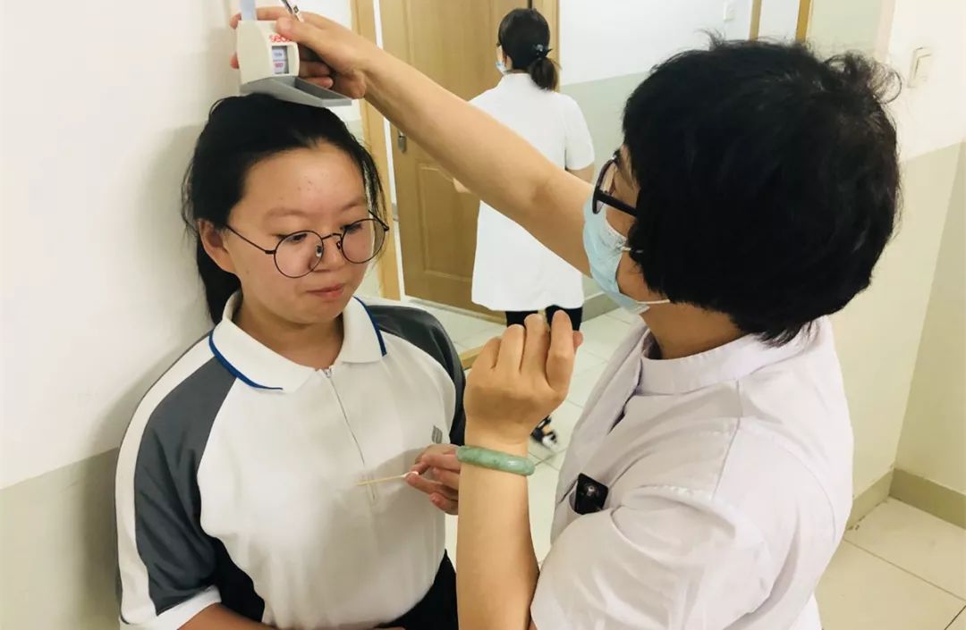 西城区开展中学学生健康体检工作