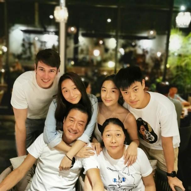 原创梁家辉双胞胎女儿庆祝生日妈妈江嘉年罕有穿泳衣合照特别抢镜