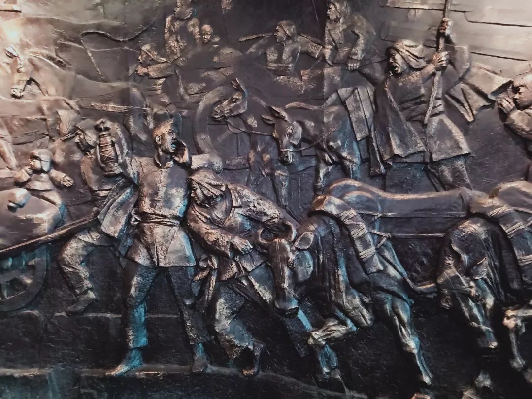 进入淮海战役纪念馆,映入眼帘的便是战士们浴血奋战的浮雕和奋勇向前