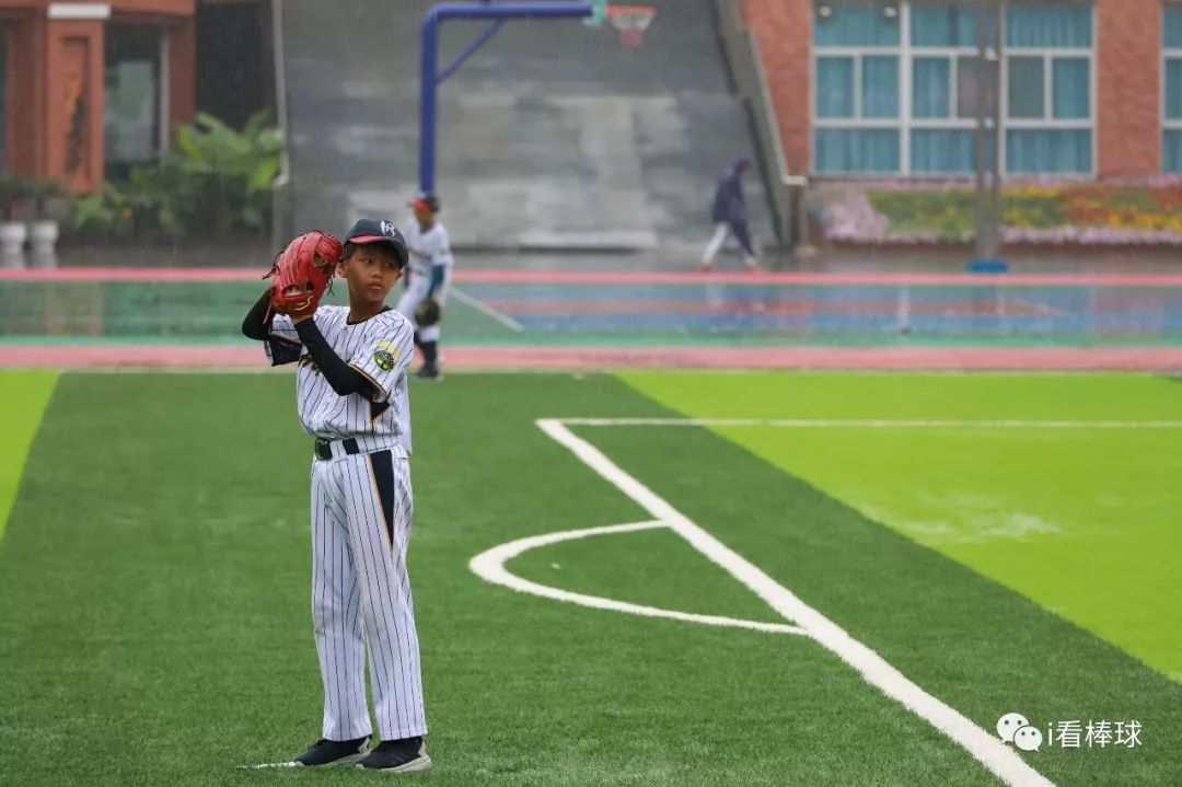 小伙子们抖擞精神,他们渴望比赛,眼神也从迷离,变成清醒,再到最后