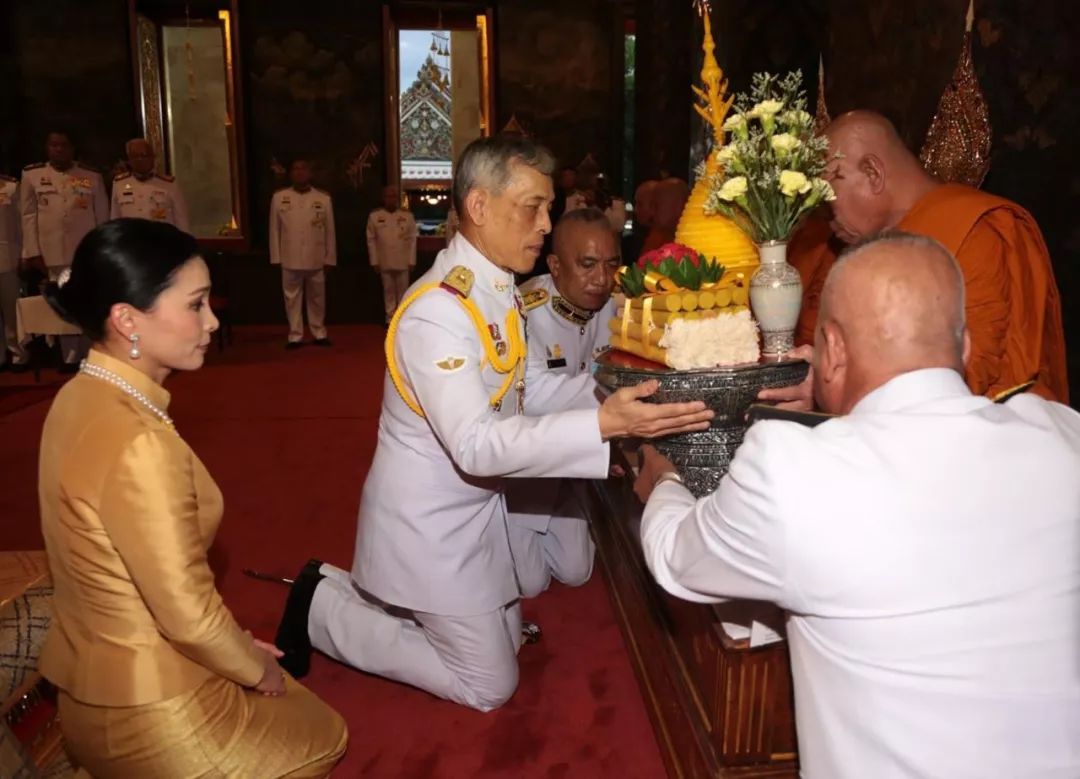 泰国国王亲自给玉佛擦身体力透支满头大汗王后跪身旁却很轻松