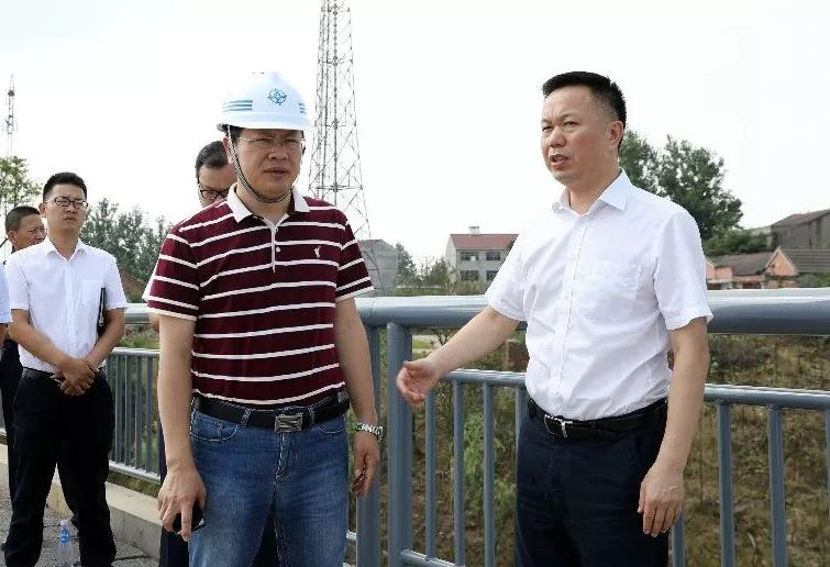 78当天,黄镇还来到城区东大门综合改造项目施工现场