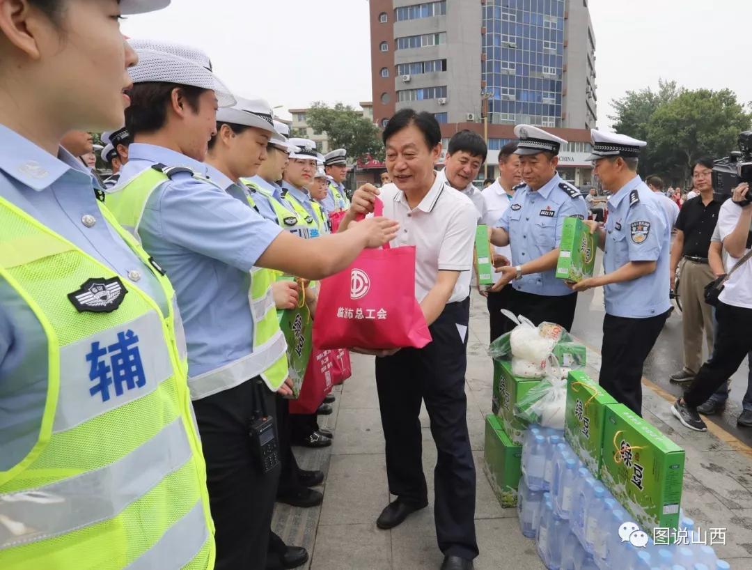山西临汾高温下的交警倍受关注