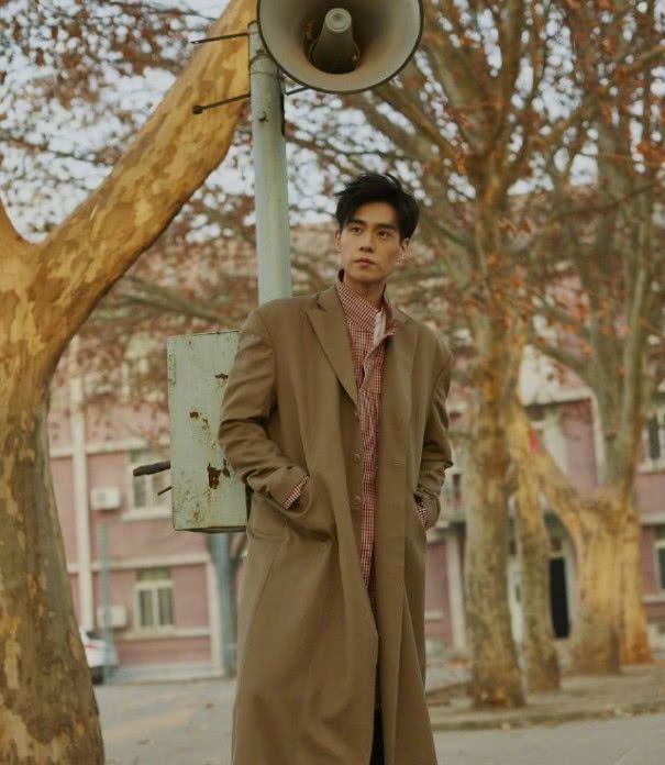 吴白胡一天的穿搭打扮帅气干练粉色上衣尽显青春活力