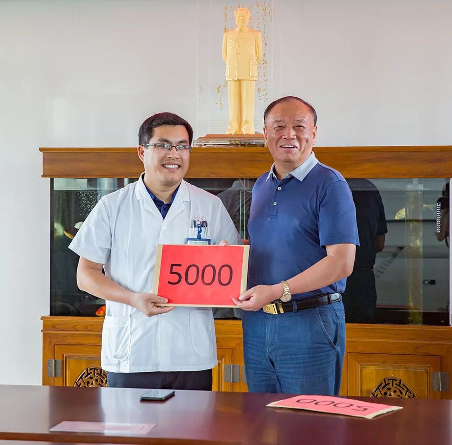 随后,江鸿方董事长为2018年集团获得主任医师的医生