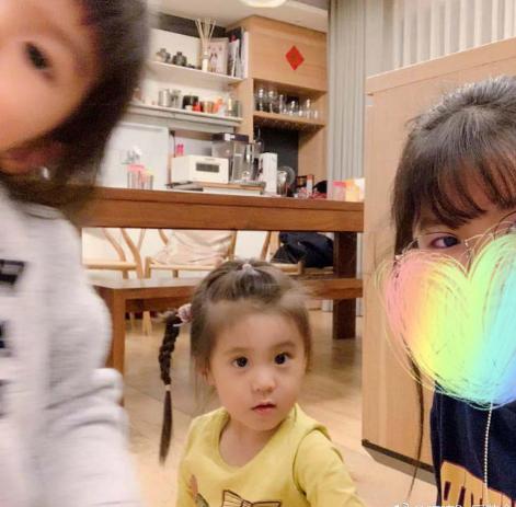 贾静雯大女儿梧桐妹晒与咘咘波妞合影超可爱,三姐妹过年无法团聚