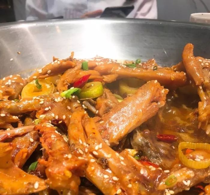 让吃货欲罢不能的鸭爪爪仅79元抢张大师鸭爪爪原价206元23人餐好吃不