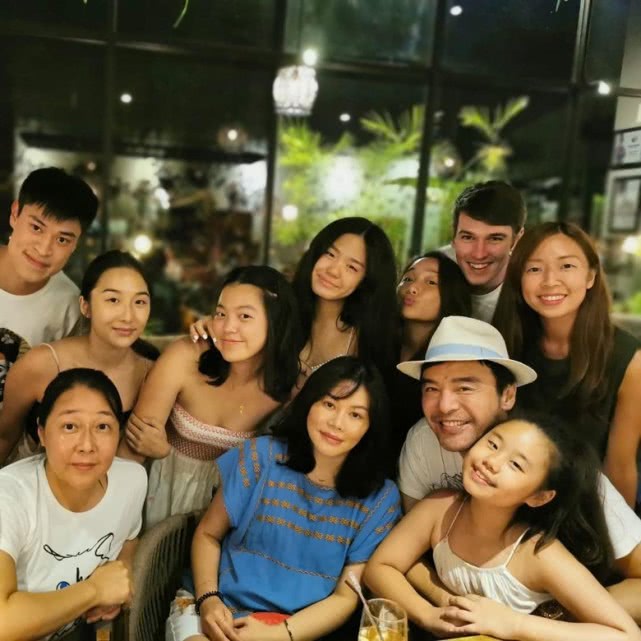 梁家辉庆祝女儿28岁生日太太江嘉年性感亮相连钟镇涛都来了