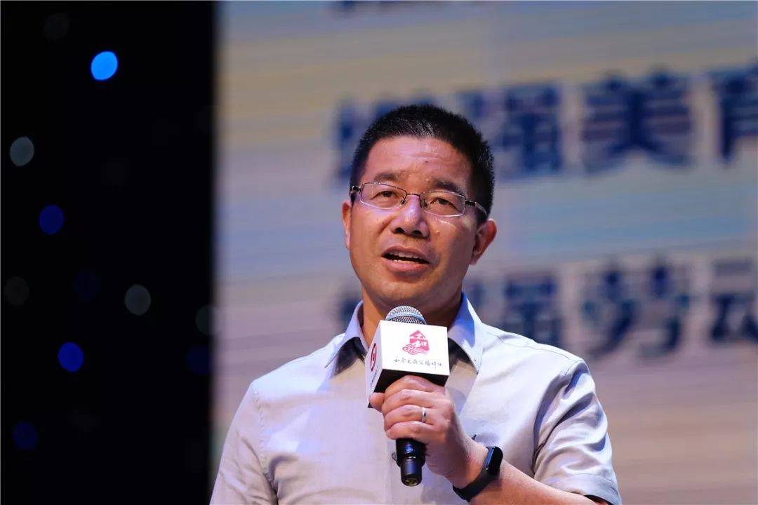 温岭市第四中学校长,党总支书记;获得浙江省基础教育成果一等奖,浙江