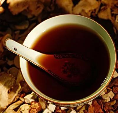 和熟茶两种,熟茶由于渥堆发酵加工,其茶性已经得到缓和并且属于热性茶