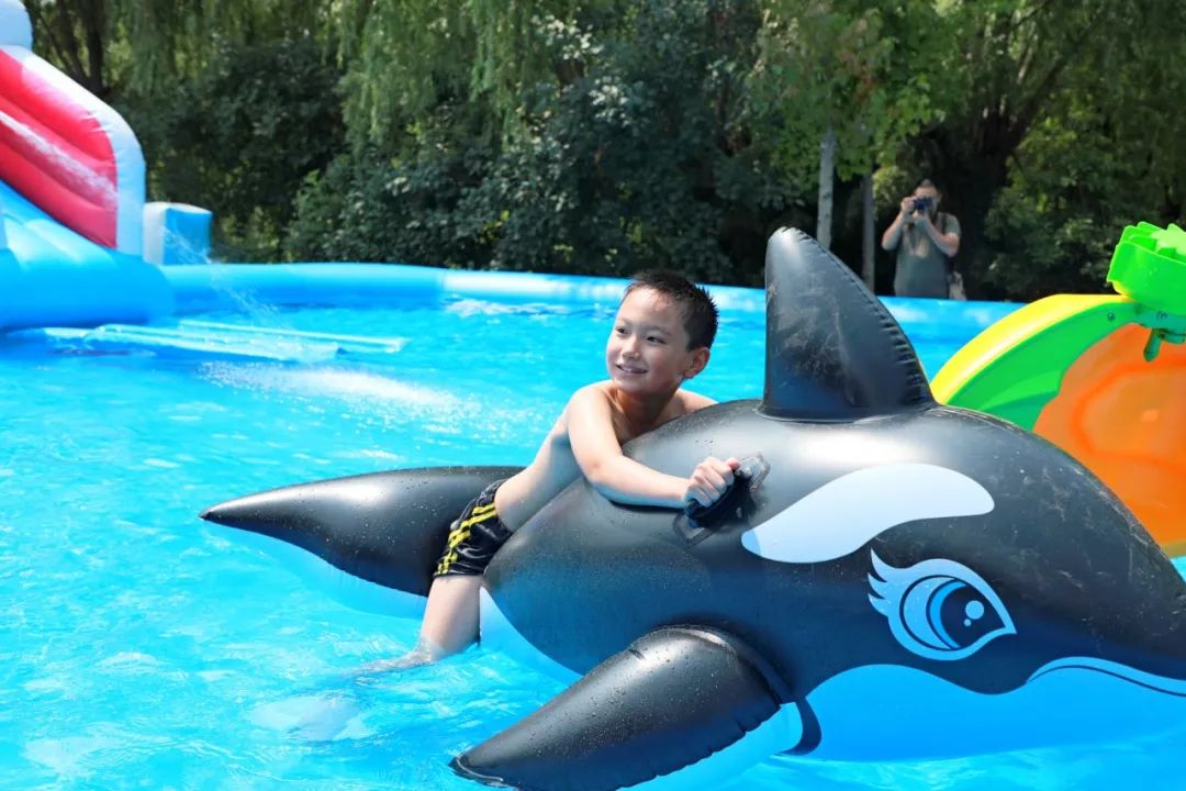 老龙湾水上乐园,18度碧水矿泉嗨翻天