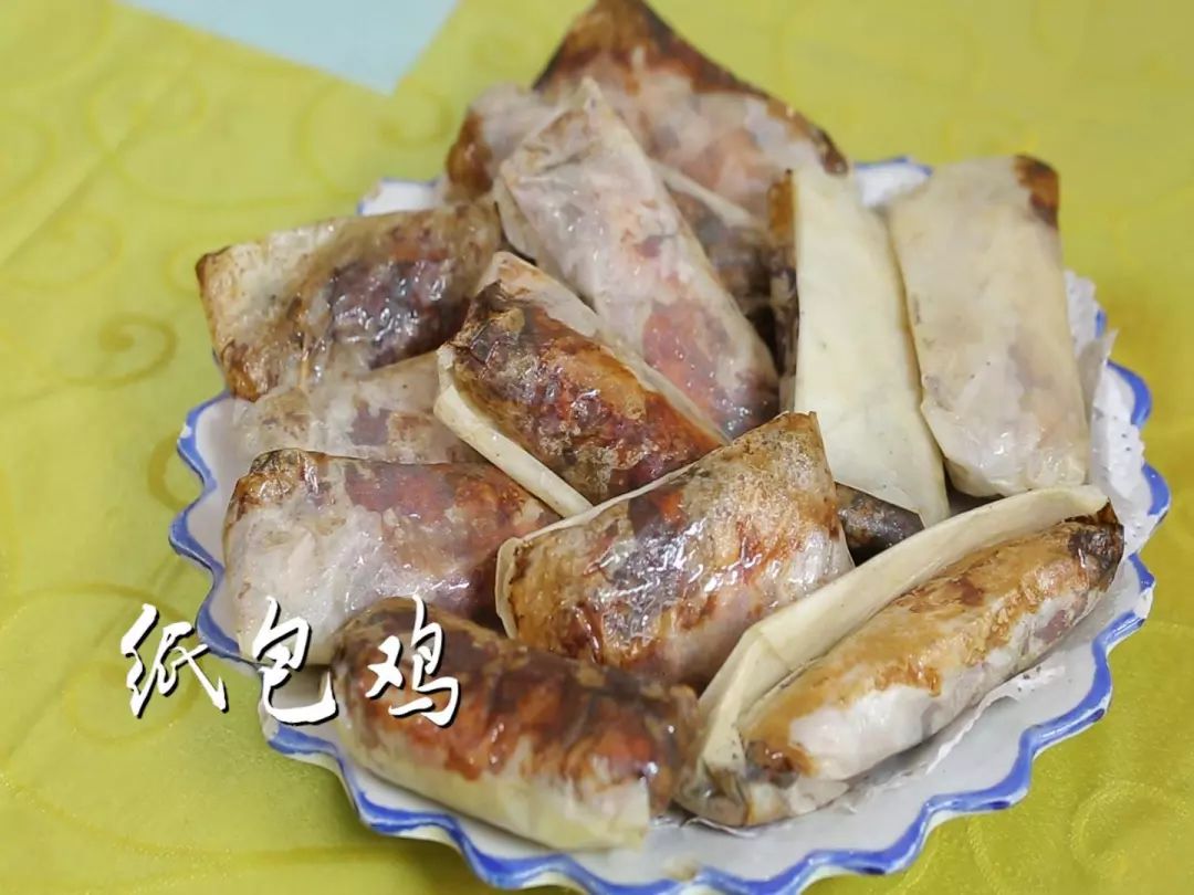 店内的纸包鸡选用最紧实的地方鸡腿肉加入秘制的调料腌制一个小时左右