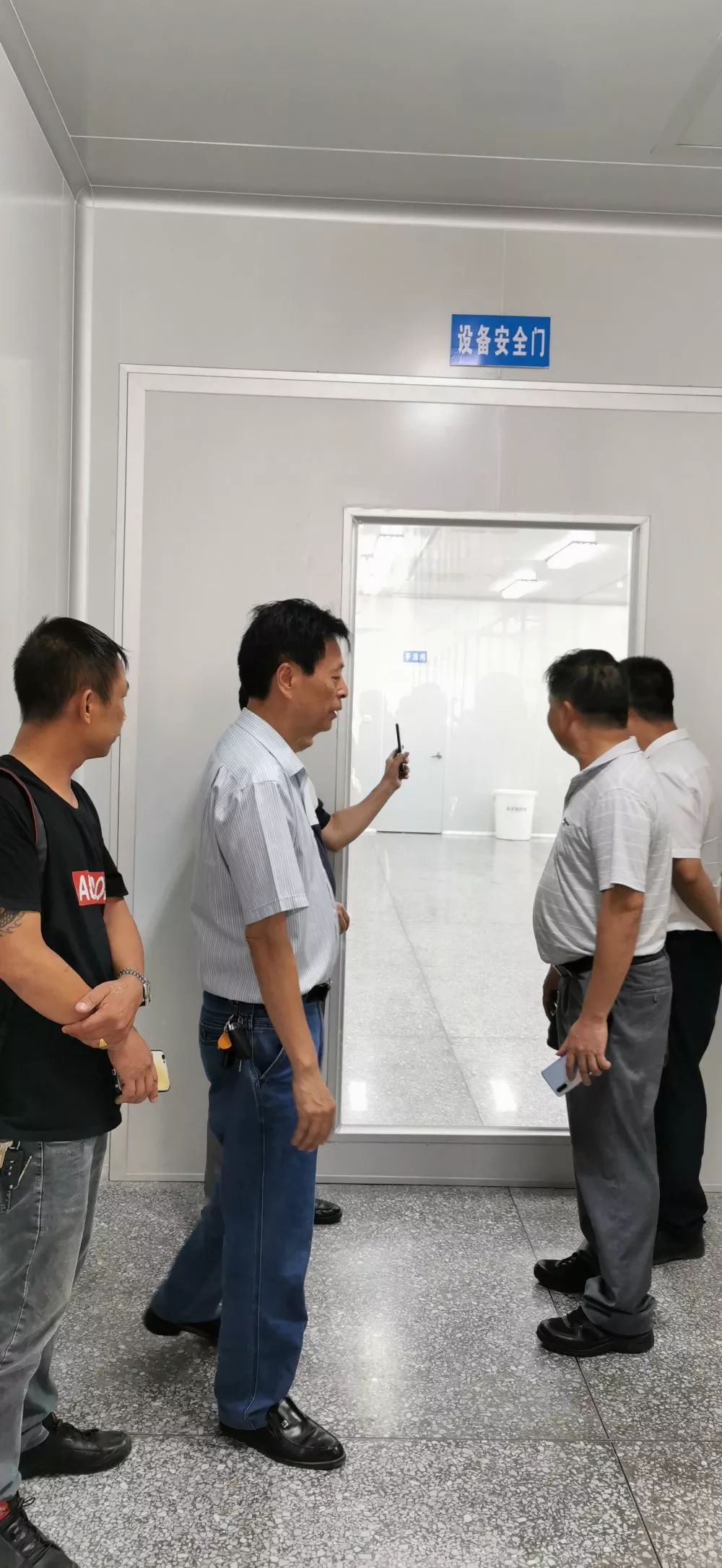 信宜粤信盈丰月饼厂决心要玩大巨一大帮人围观