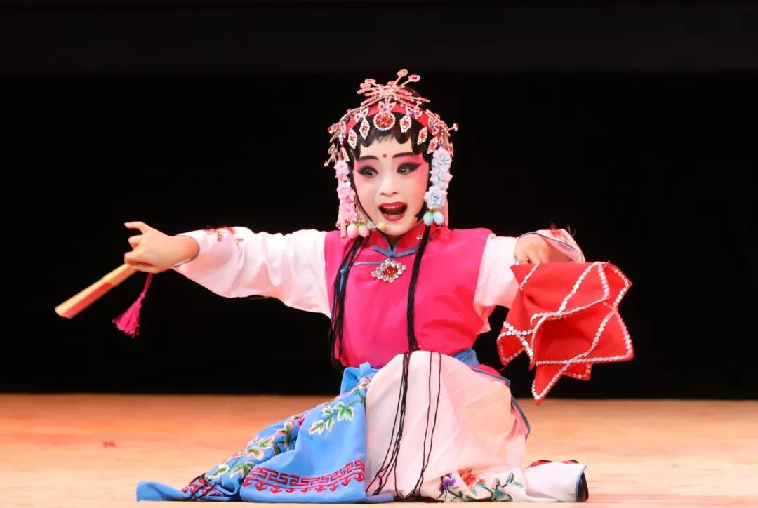 各地"小戏骨"汇聚金山献技,看看金山的有你认识的么?_戏曲