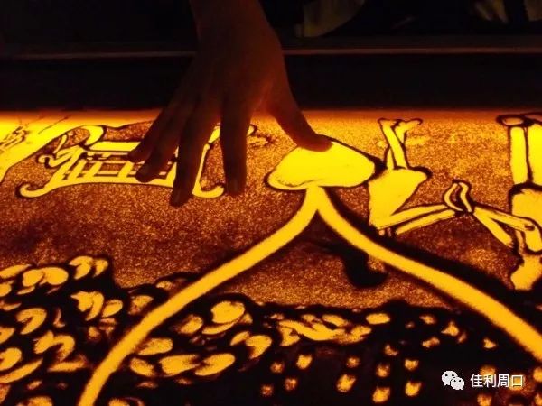 妙指,妙趣,指间生花而沙画的艺术在于"一手掌握"流沙你握的越紧,流逝