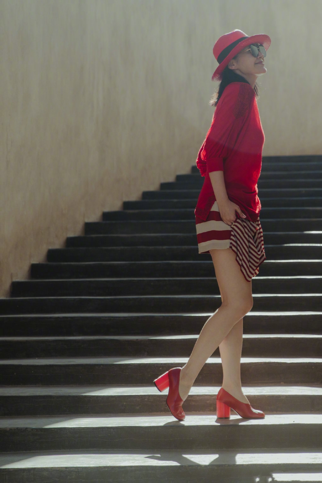 许晴活得让人羡慕!穿红衣短裙高调秀美腿,50岁的年纪20岁的身材