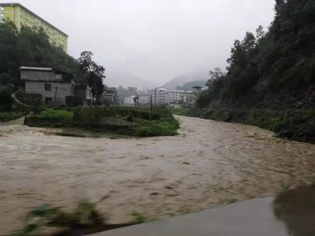 紫阳县高桥镇,麻柳镇,洄水镇,毛坝镇等地河水水量暴增,多地出现滑坡