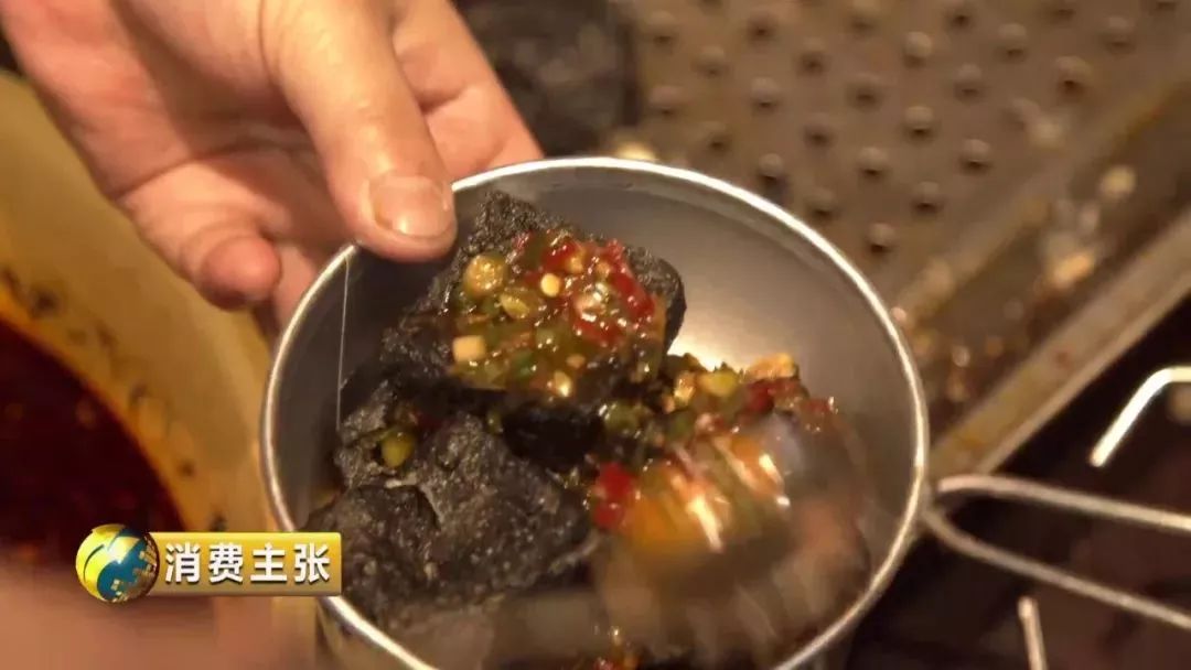 醃製豆腐的滷水很重要.她說臭豆腐好不好吃,製作臭豆腐已經33年.