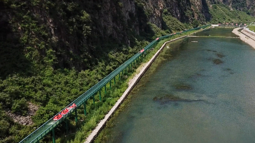 傍水崖景区漂流河道两岸群山矗立,水波荡漾,原生态风景应接不暇 .