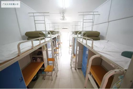 大学城校区宿舍是6-8人间,上面是床,下面是书桌和衣柜,书桌很大,书柜