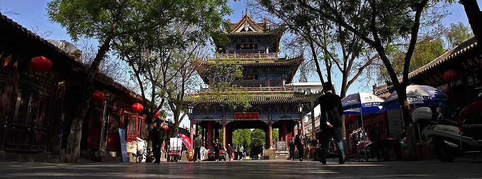 古城倚山临水,龙腾虎踞,气势非凡,街道上楼阁相望,衙署相连,太乙神宫