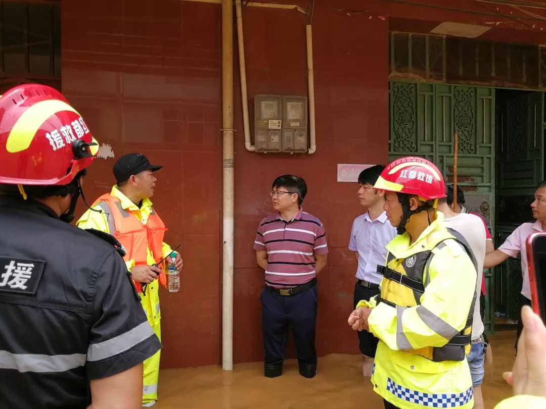 灾情发生后,陈大林第一时间赶往挂点的九堡镇调度抗洪抢险工作,实地