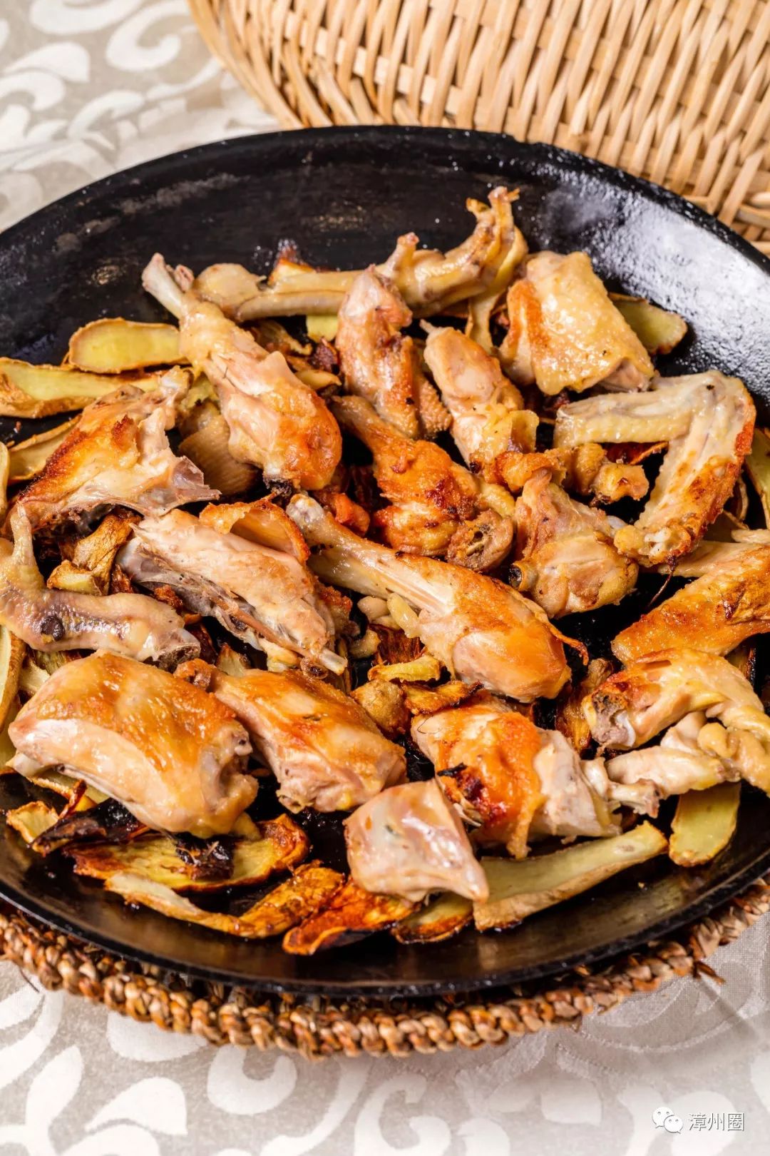 精选的走地鸡现杀现做,健美的线条向食客们展现着它的肥美,干煎的方法