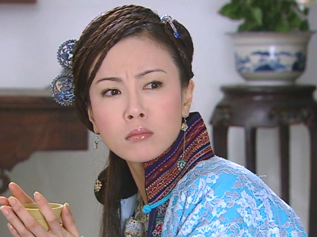 肥姐挂帅中的袁洁莹一身紫裙高贵典雅一身红裙娇媚动人