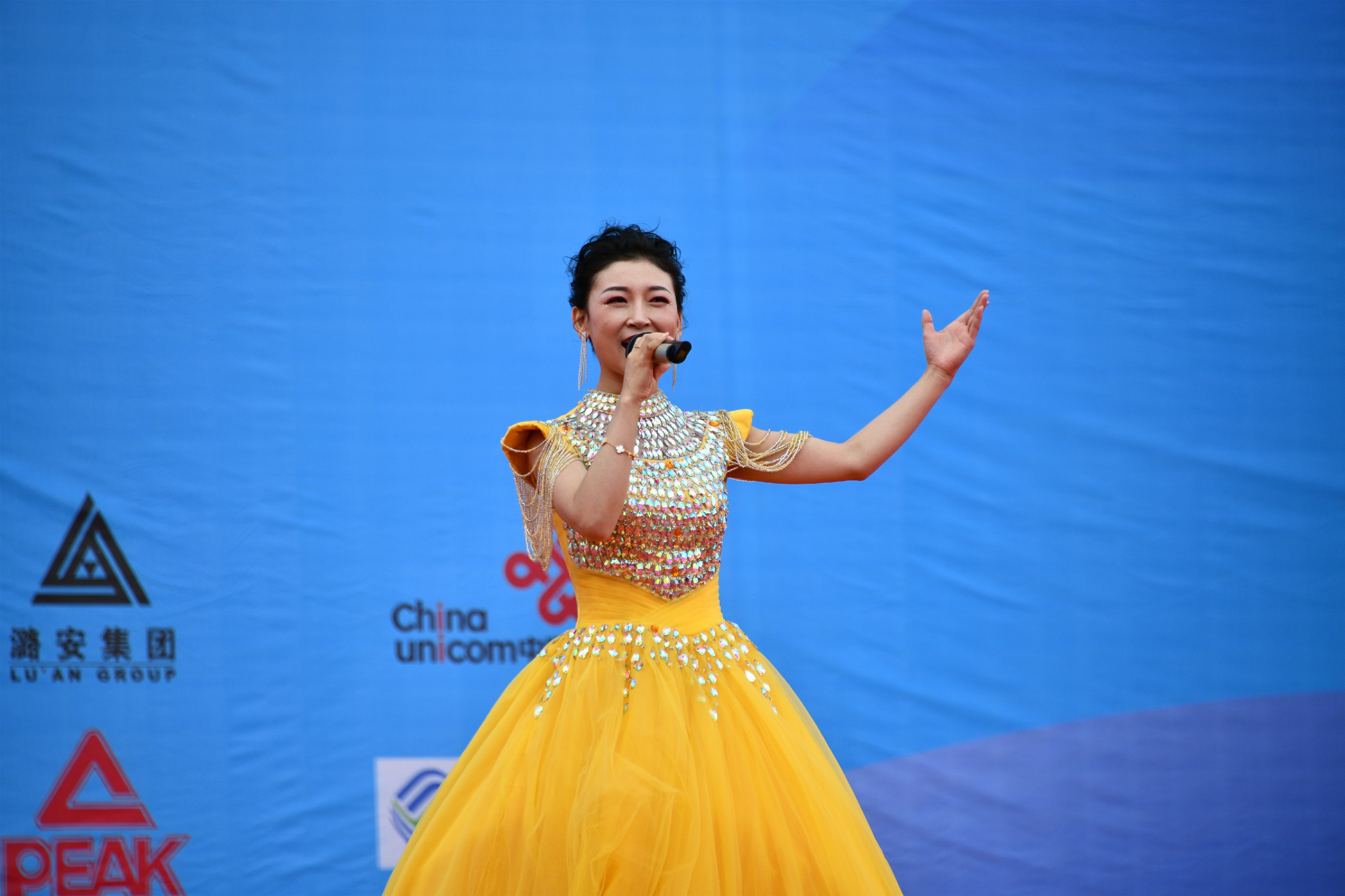 神池籍青年歌手李爱回家乡用歌声向二靑会献礼