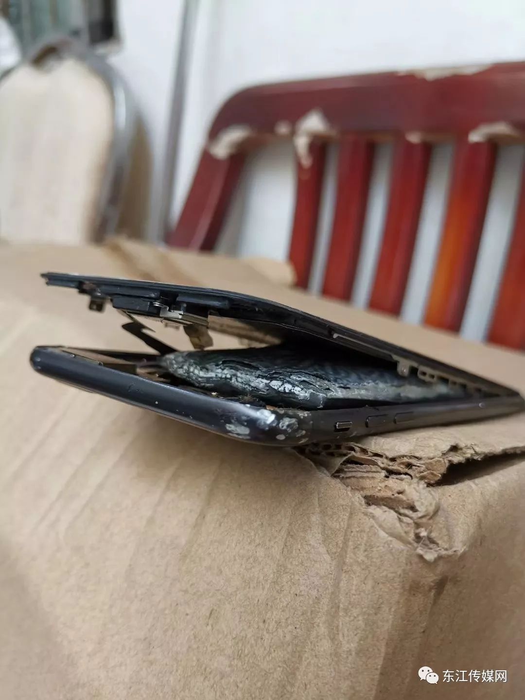 手机突然冒烟喷雾