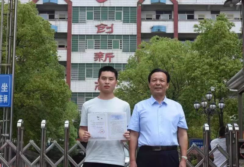 老师报喜,邵东创新实验学校校长肖董良及学校部分领导,班主任与杜青云