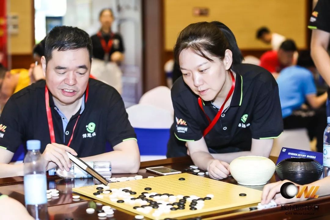 世界冠军马晓春(左)与队友研究棋局