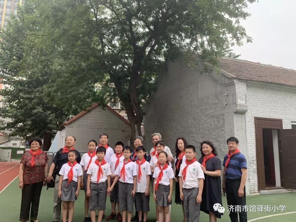 馆驿街小学为庆祝70周年华诞,已陆续邀请老领导,老校友,老毕业生走进