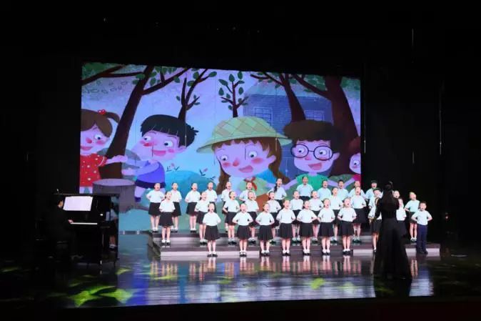 紧接着,合唱教学一班的孩子们演唱了《校外踏青》,《萤火虫》(firefly