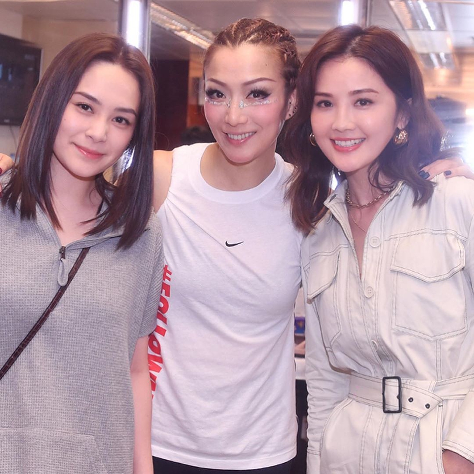 郑秀文演唱会twins助阵 搂腰亲密合影笑意满满