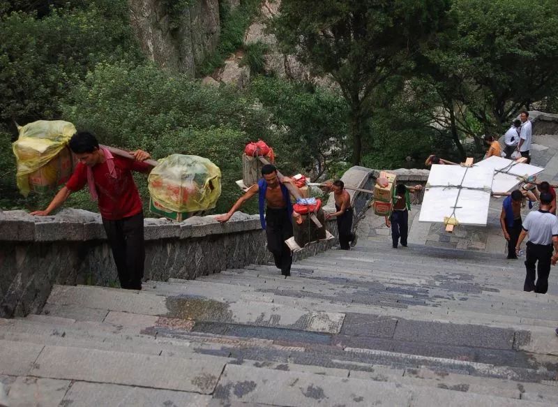 2)行走在泰山盘道上的挑山工.