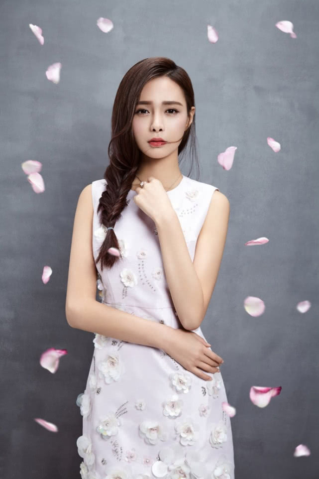 沈梦辰深夜发福利晒性感自拍照网友的注意力却在脖子处