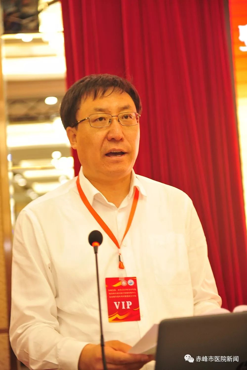 孟和巴特尔主任向赤峰市骨科质量控制中心冷辉主任授予赤峰市骨科质量