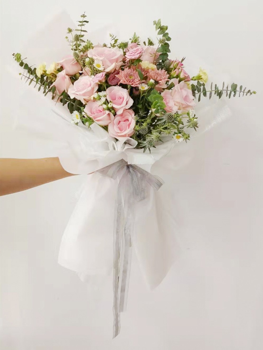 韩式花束是近几年很流行的花束类型,它的花材丰富,包装随性,自然.