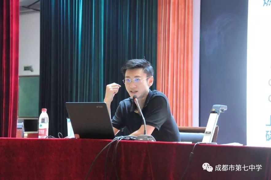 让七中学子这样目不转睛_成都七中