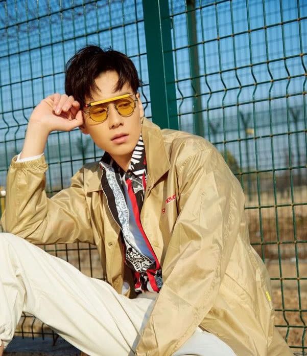 吴白胡一天的穿搭打扮帅气干练粉色上衣尽显青春活力