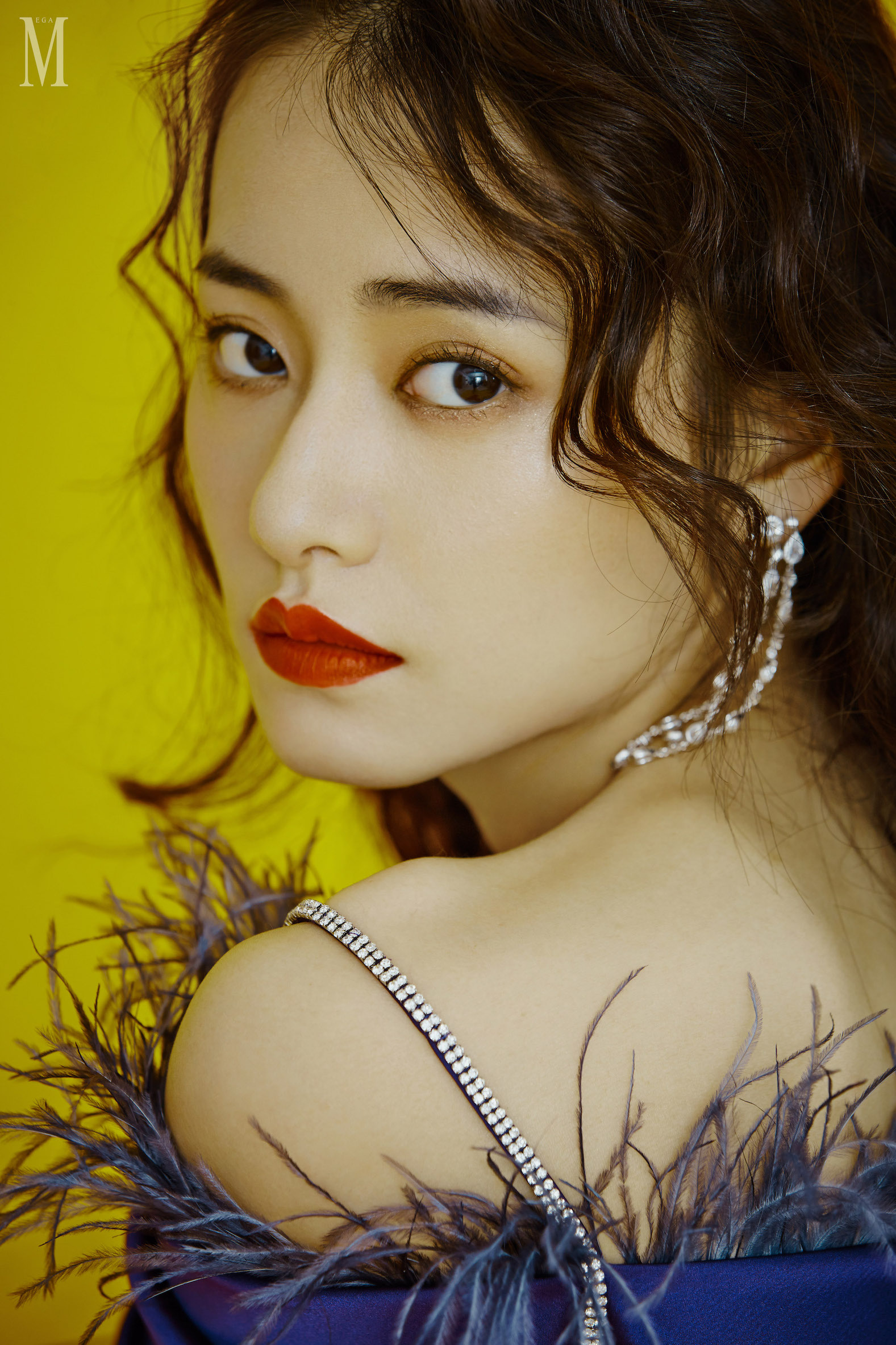 柴碧云新写真撩skr人 目光温柔演绎梦幻复古风