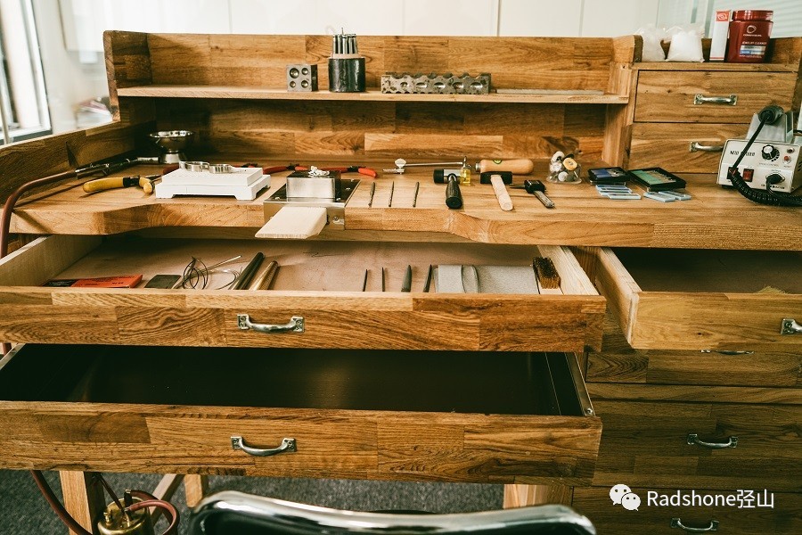 探秘珠宝制作大师的工作台,魔法产生的方寸之地