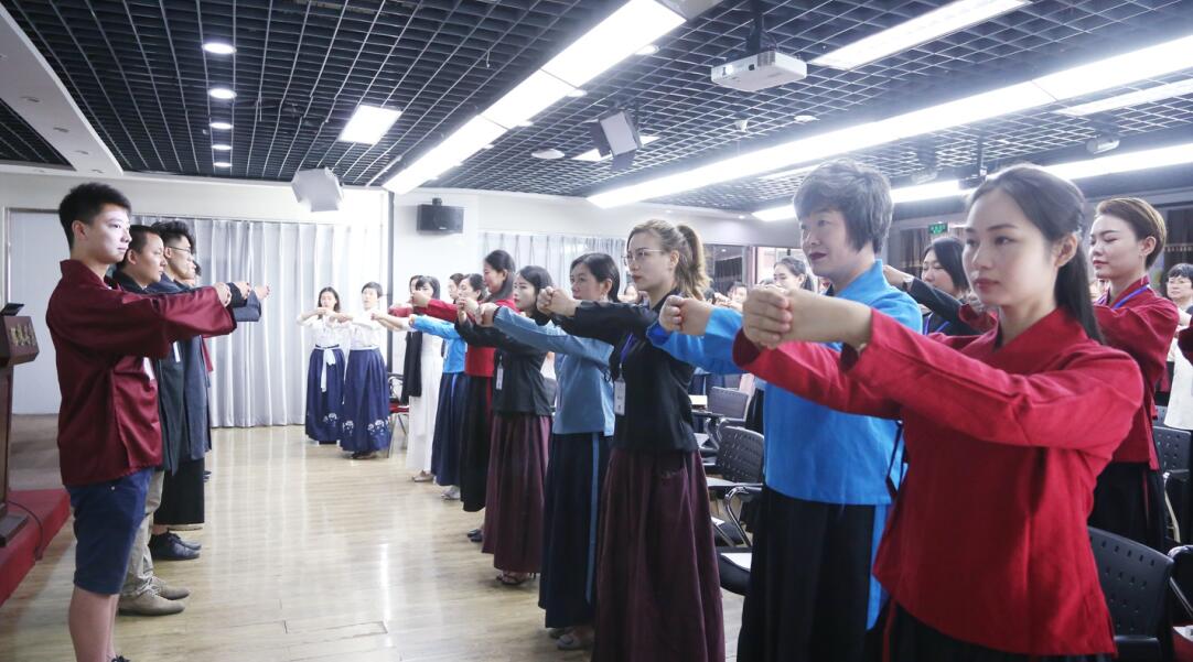 礼仪培训班：学完礼仪培训师课程以后如何发展业务