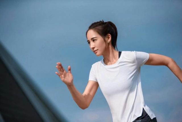 娱乐圈里的马甲线女星,比美丽更可贵的是自律_张钧甯