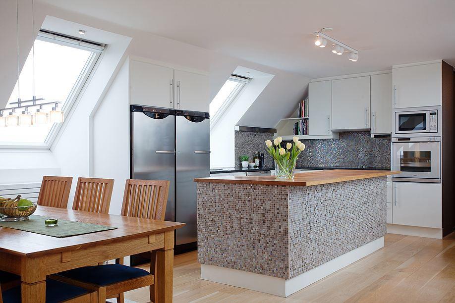 把阁楼改成厨房和餐厅中间加个吧台敞亮实用又有情调