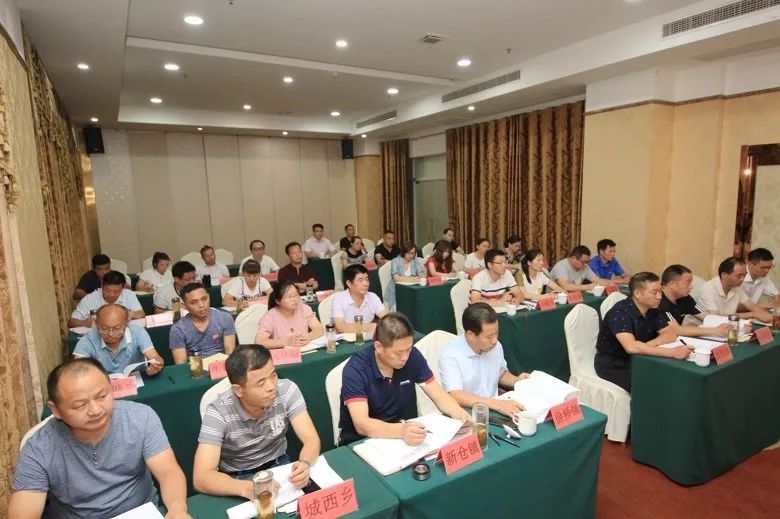 县委常委,副县长刘存磊出席会议.