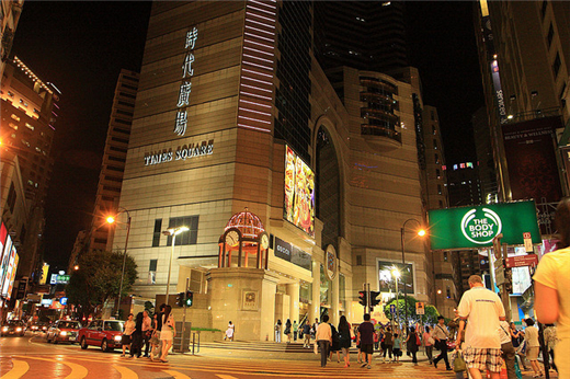 其中时代广场,崇光百货,皇室堡等最为闻名,世界各地的名牌时装,时尚